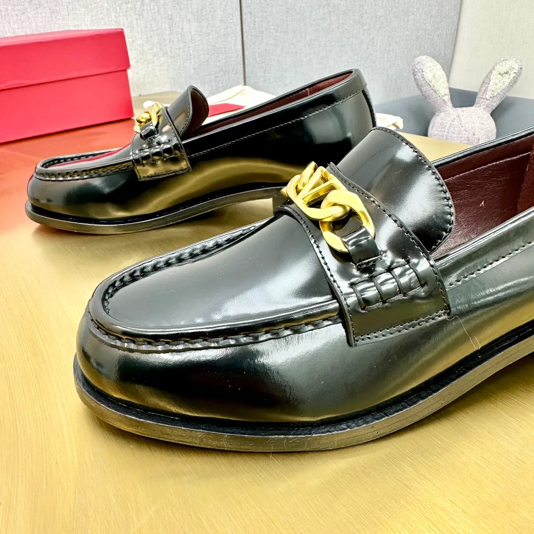 👟👟Ex-factory price 640👟👟 (genuine leather sole) 2024 [VALENTINO] Valentino's early spring fashionable slip-on loafers are hot new🆕 Versatile style with temperament💃🏻 Slay the whole audience immediately when you put it on [Love] The ultra-simple design is more timeless and attractive! Fashionable and neat feeling, it is a magic tool for increasing your height and slimming down ✨ The shoe collar is specially added with anti-wear latex! You won't feel tired after walking all day long🦶🏻 The upper is made of open-edge beaded cowhide fabric and matched with calfskin lining, which is full of texture. The bottom thickness is 4.0cm. Color: black, brown, coffee. Size: 35-40. Available from factory.